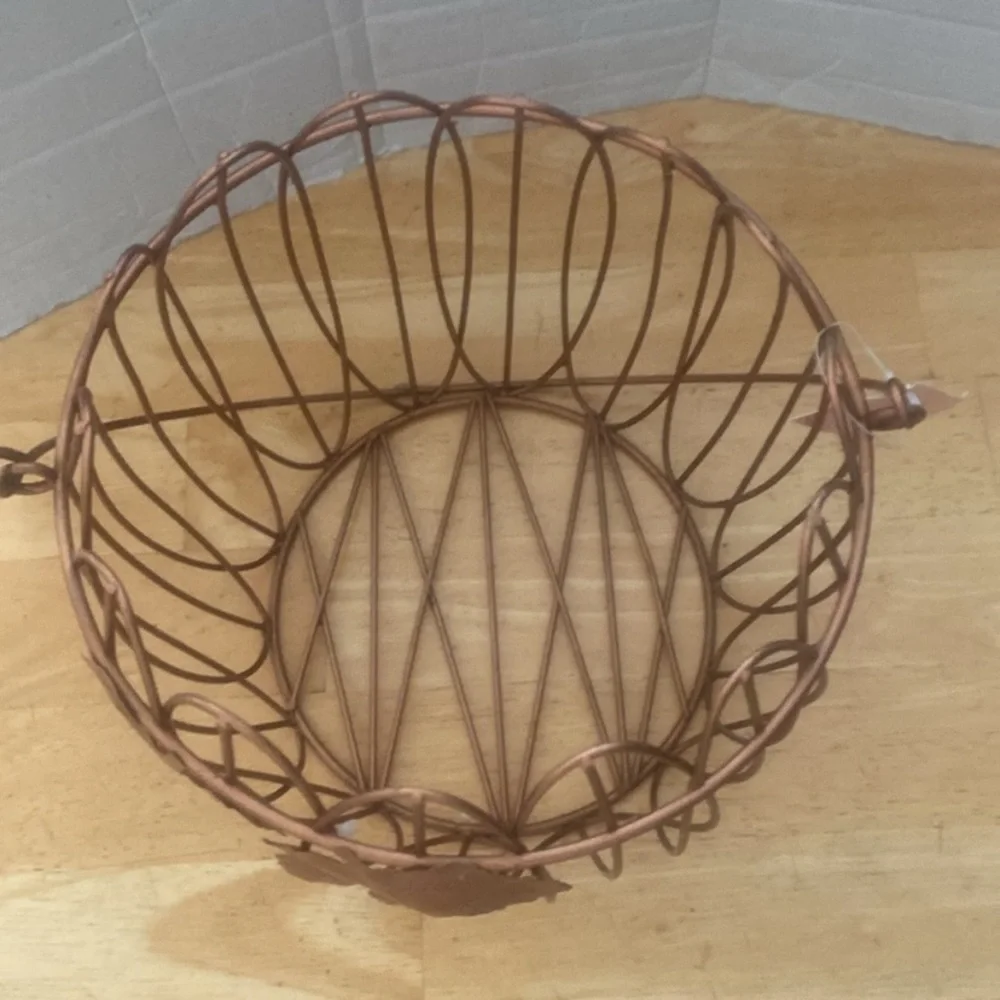 Decorative Copper color Wire Basket with Leaf Accents & handles About 7x7 NWT